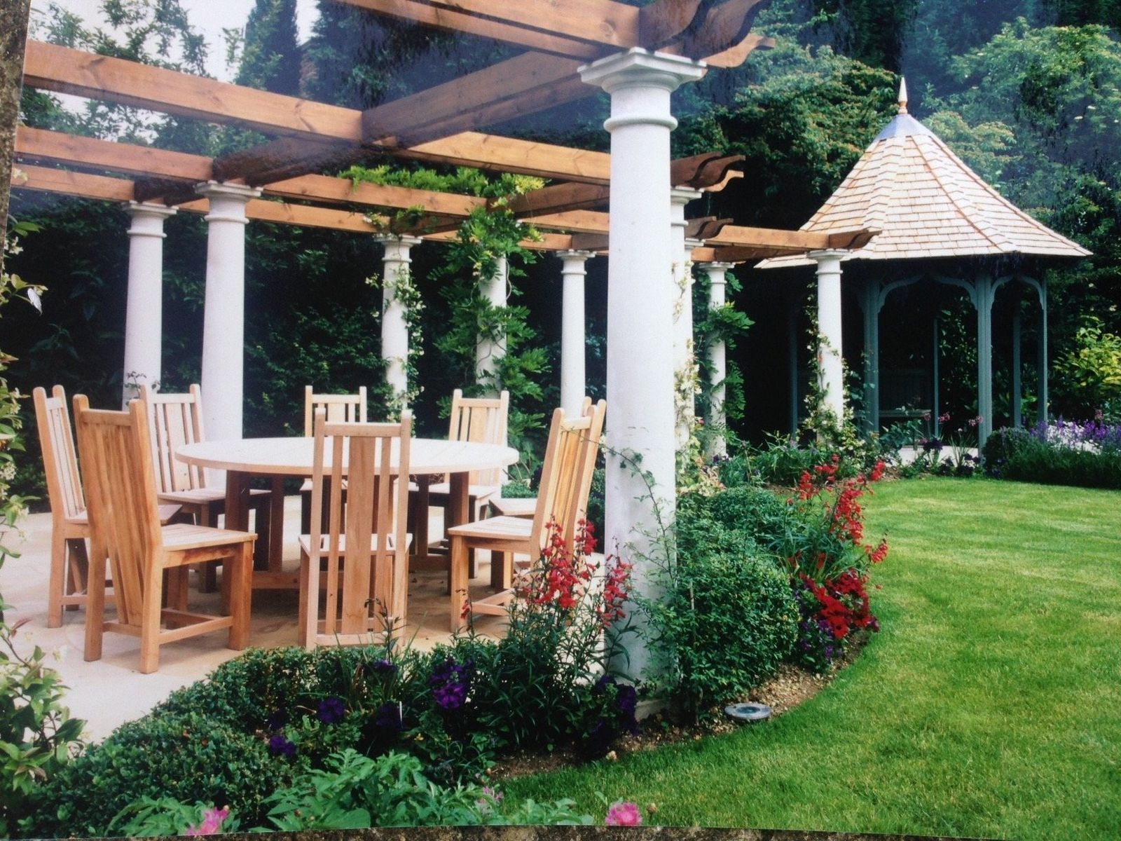 Pergola, dining terrace and gazebo in the rear garden